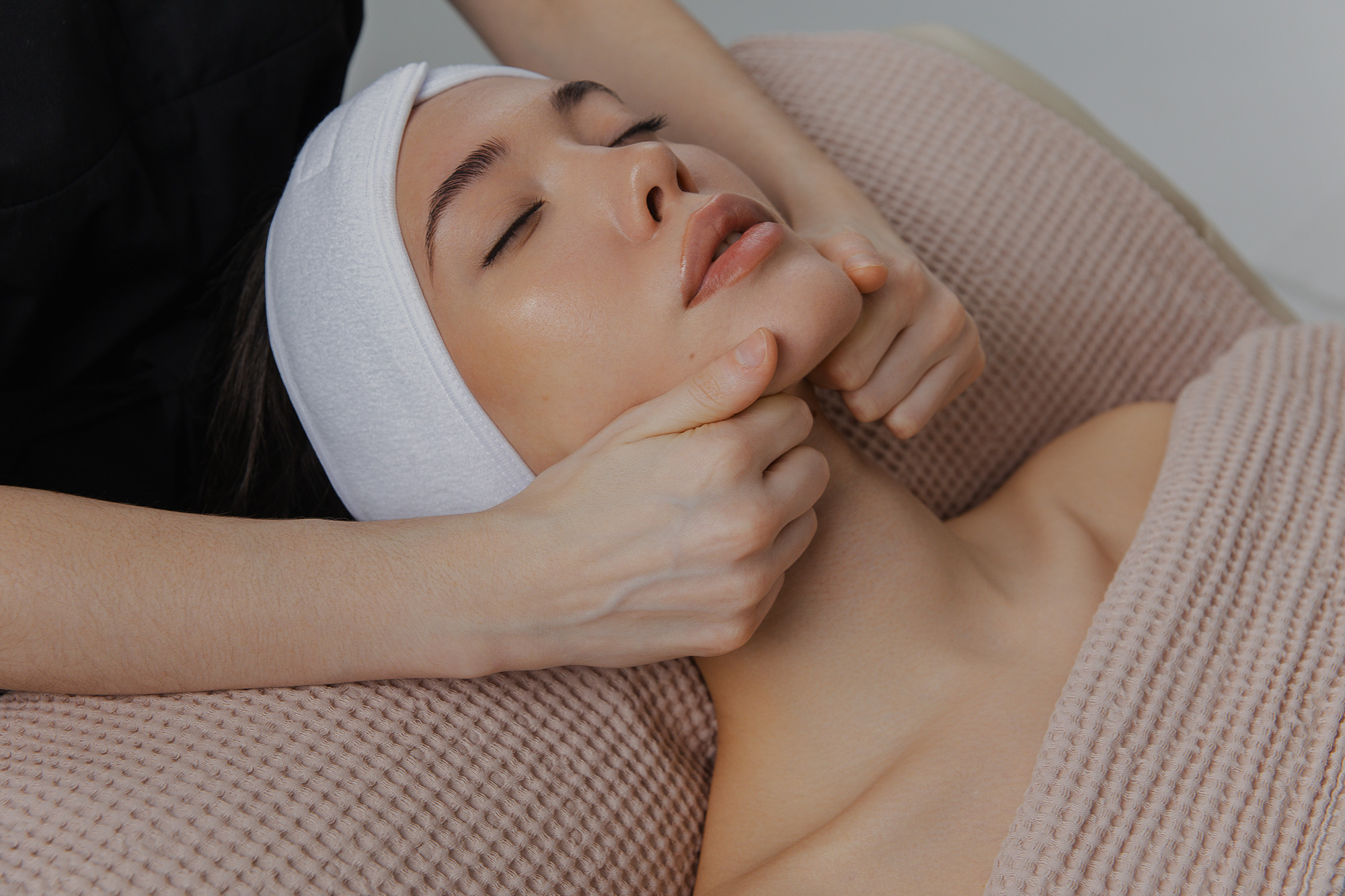 Услуги массажа лица и тела Спб